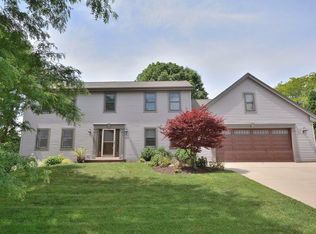 1075 Pioneer Trl, Waukesha, WI 53186
