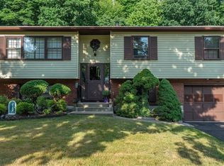21 Overlook Dr, Sloatsburg, NY 10974