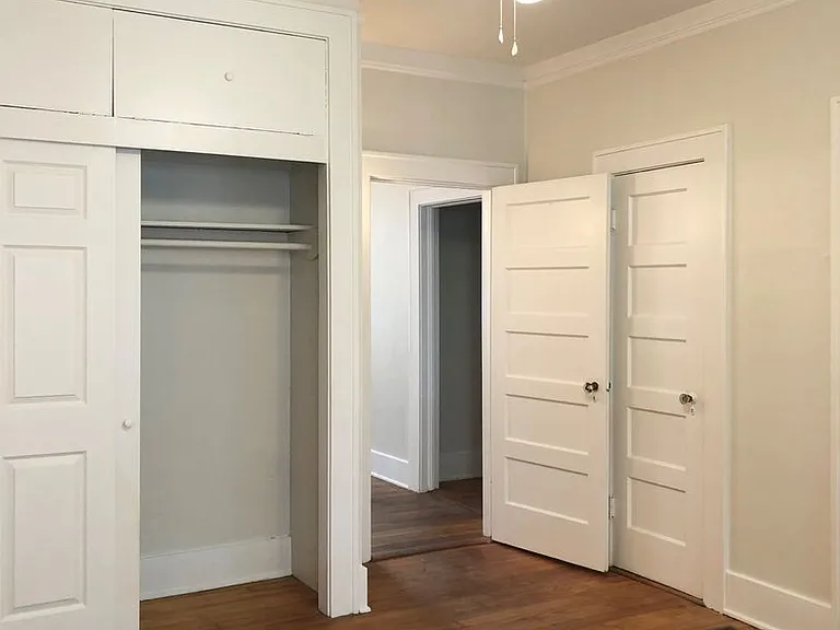 516 E 48th St — Photo 13