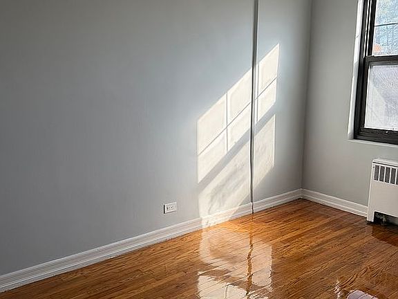 5th image of 70 13th Ave E Unit B