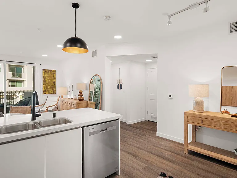 Eddy Redondo Residences — Photo 57