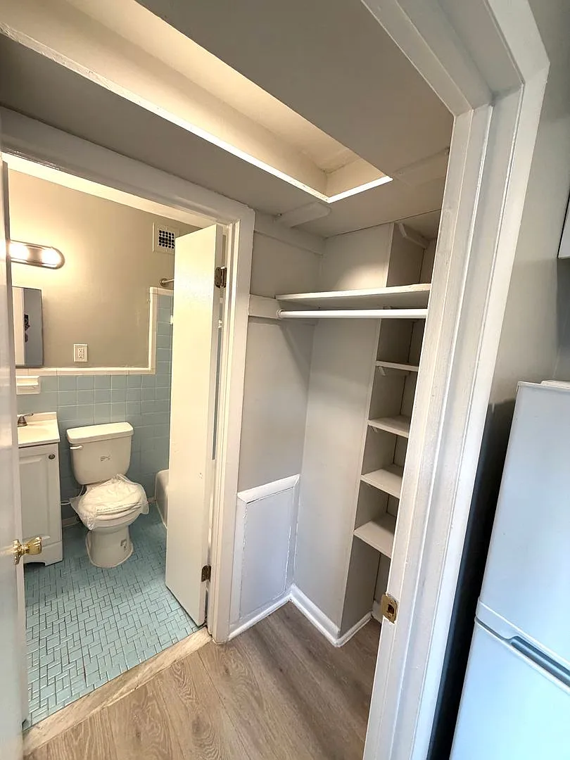1111 D ST NE — Photo 3