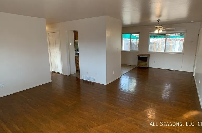 343 Rosewood Dr — Photo 2