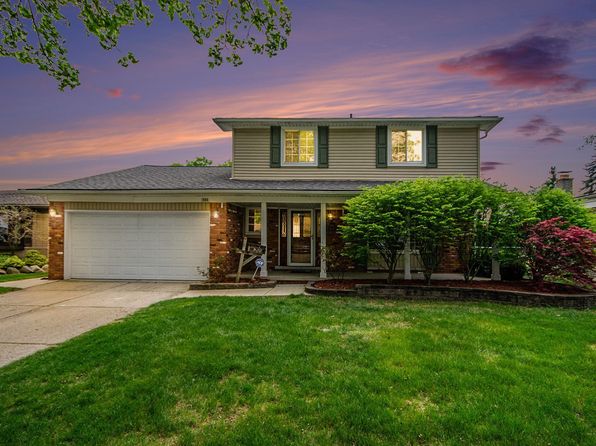 1084 Charrington Dr, Troy, MI 48083