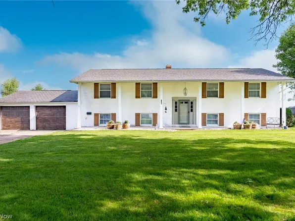 827 9th St NE, North Canton, OH 44720