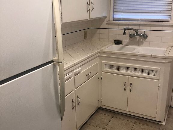 3rd image of 830-840 1/2 Sherbourne Drive 840 #12