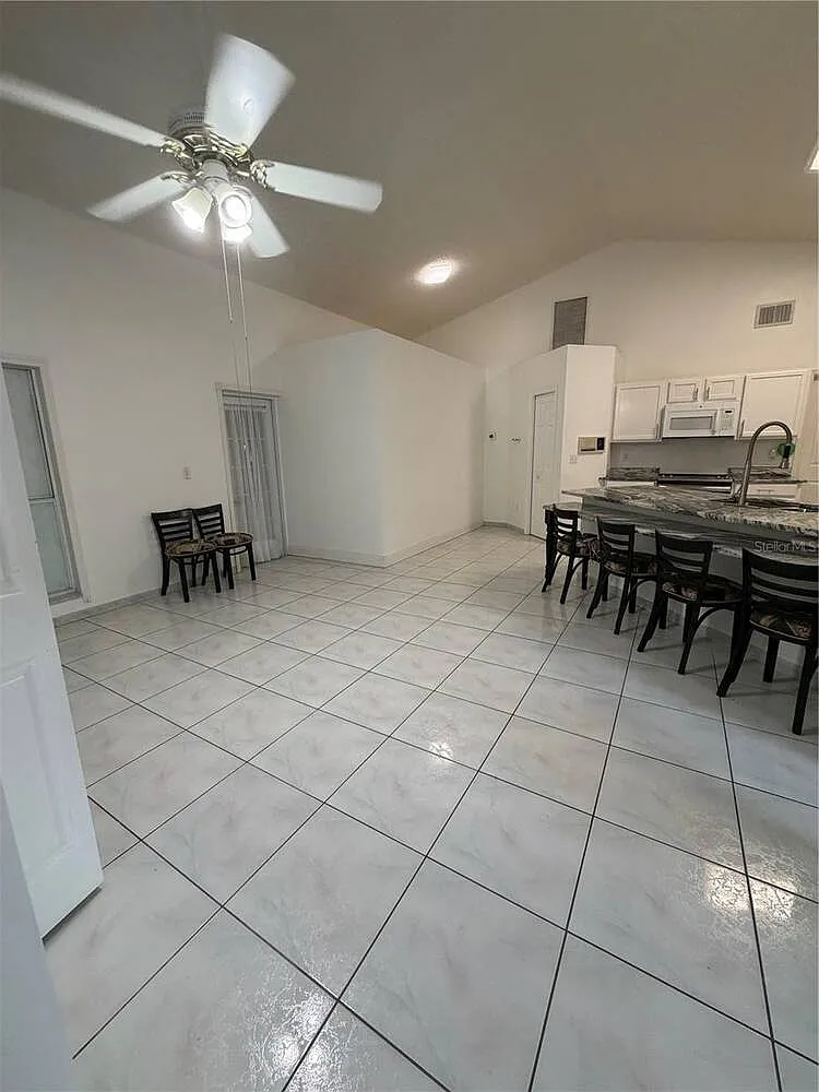 2 bed, 1.0 bath, 1760 sqft, $1,800 — Photo 3