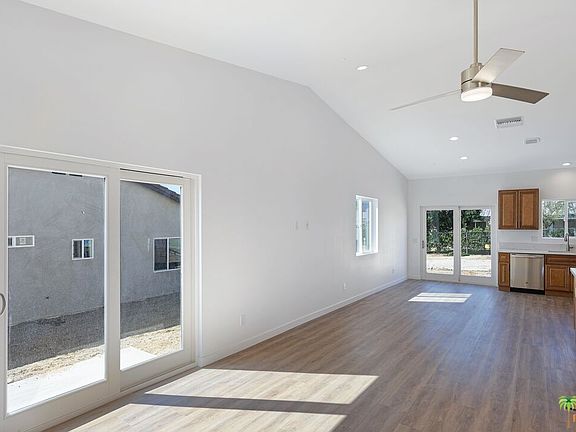 3rd image of 9499 Palm Ave