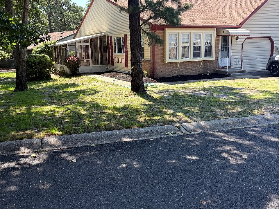 5 Pembroke Ln #A