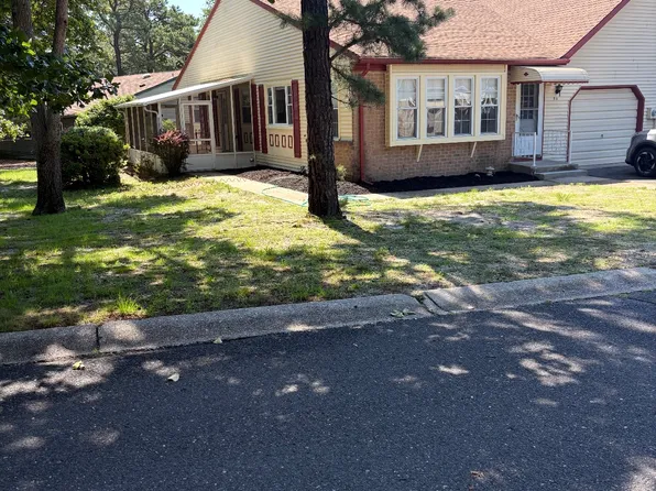 5 Pembroke Ln #A, Whiting, NJ 08759