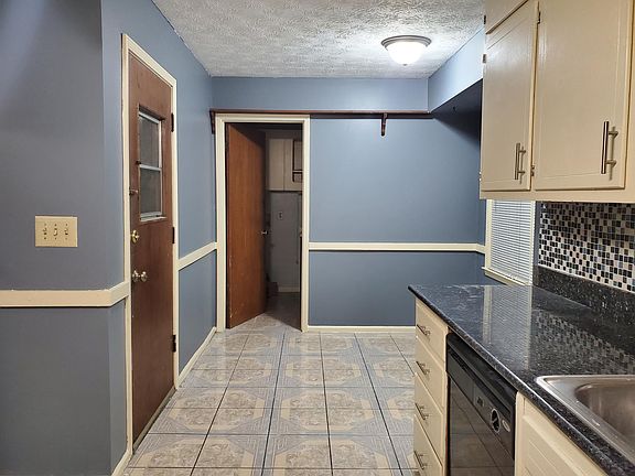 5th image of 2061 N Oak Dr