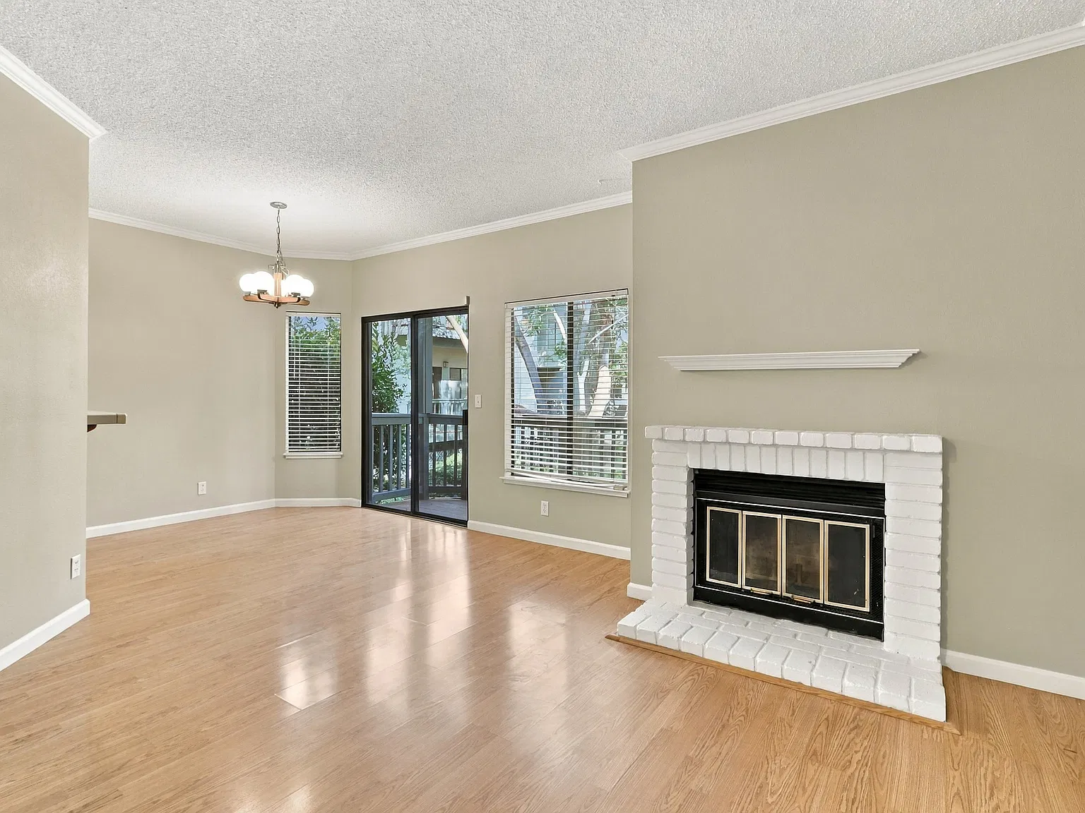 2 bed, 1041 sqft, $3,600 — Photo 3