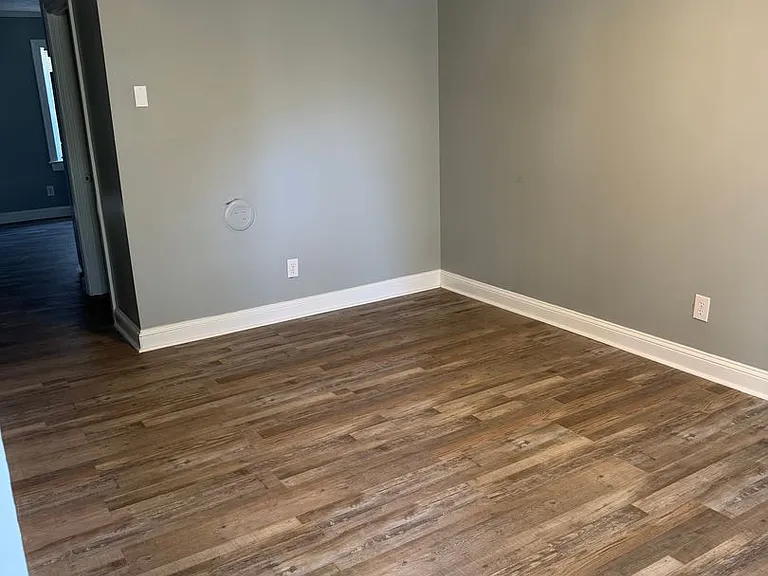 913 Kates Ln — Photo 2