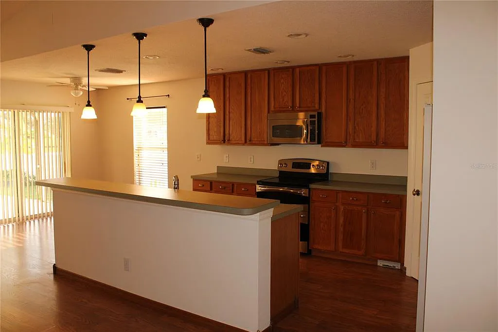 3 bed, 2.0 bath, 2408 sqft, $2,695 — Photo 4