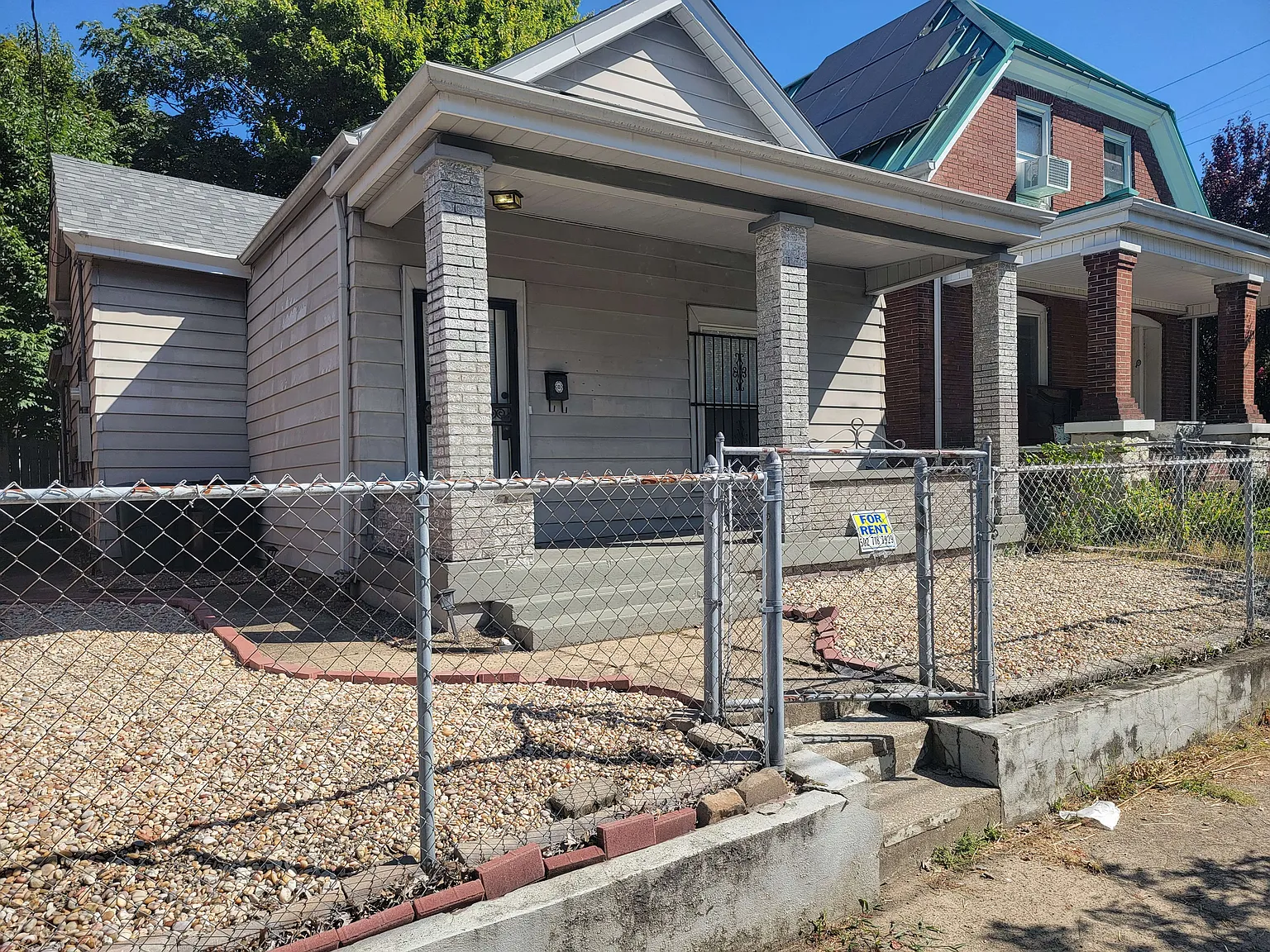 537 E Oak St photo 1