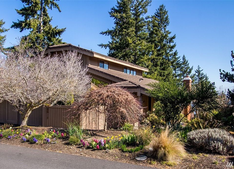 End unit with landscape that provides privacy.