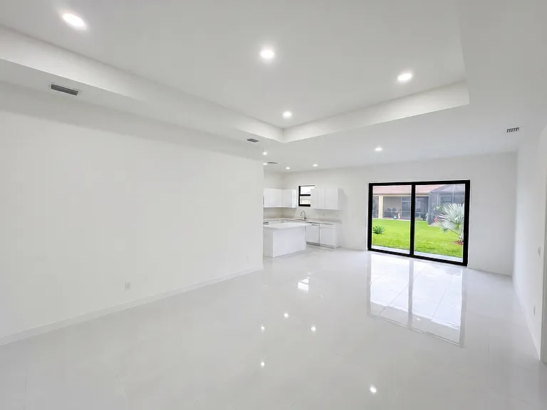 4333 NW 34th Ln — Photo 8