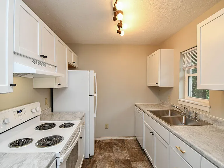 1115 N Duluth Ave — Photo 5