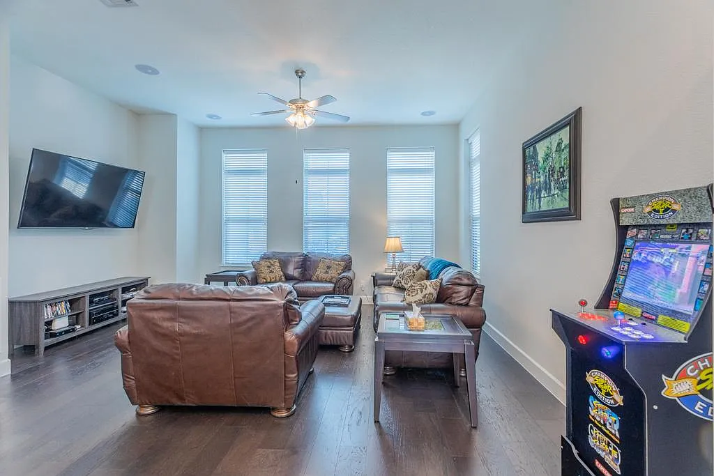 3 bed, 2508 sqft, $4,500 — Photo 3