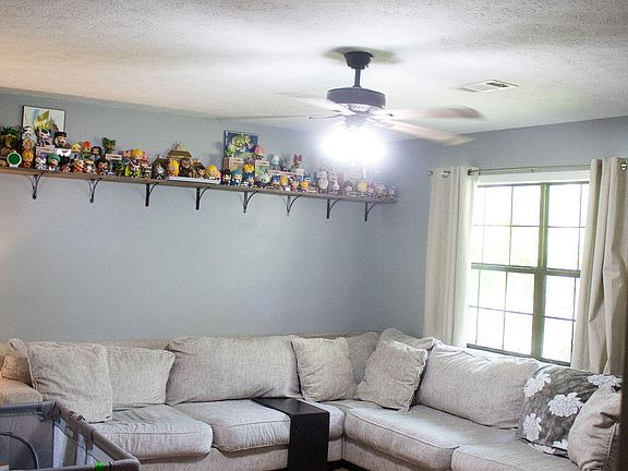 4th image of 70 Christopher Dr