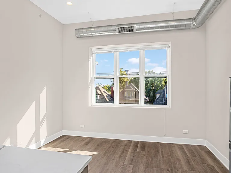 4533 N Clark St — Photo 8