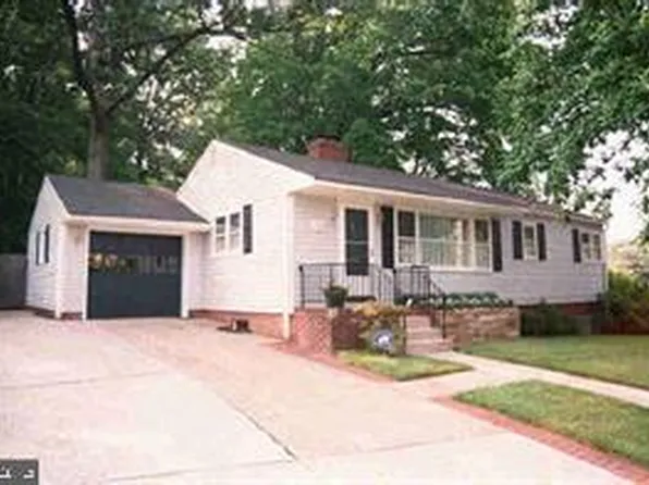 998 N Roosevelt St, Falls Church, VA 22046