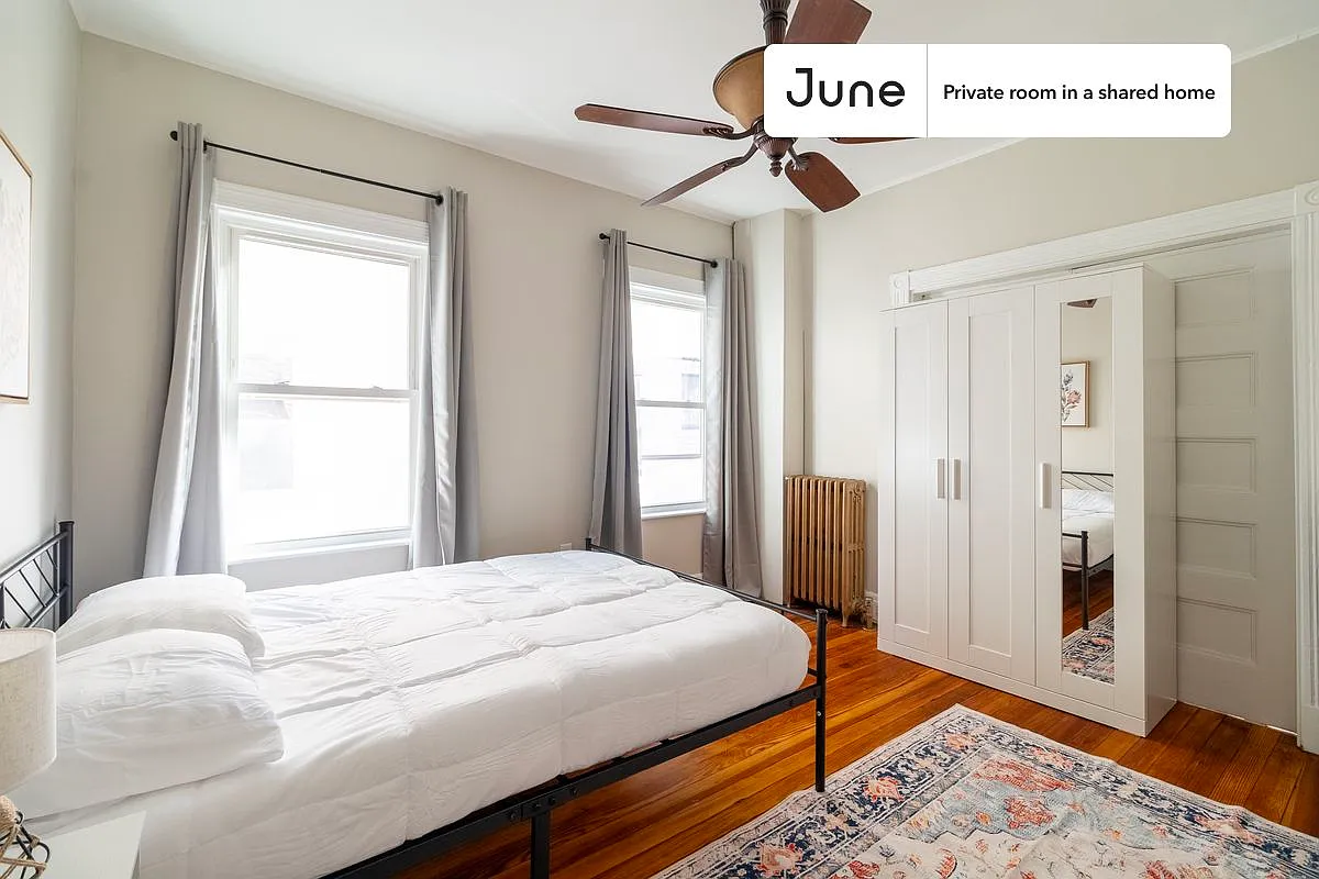 Queen bedroom in 5 bed/2 bath home in Brookline #1799 D — Photo 2