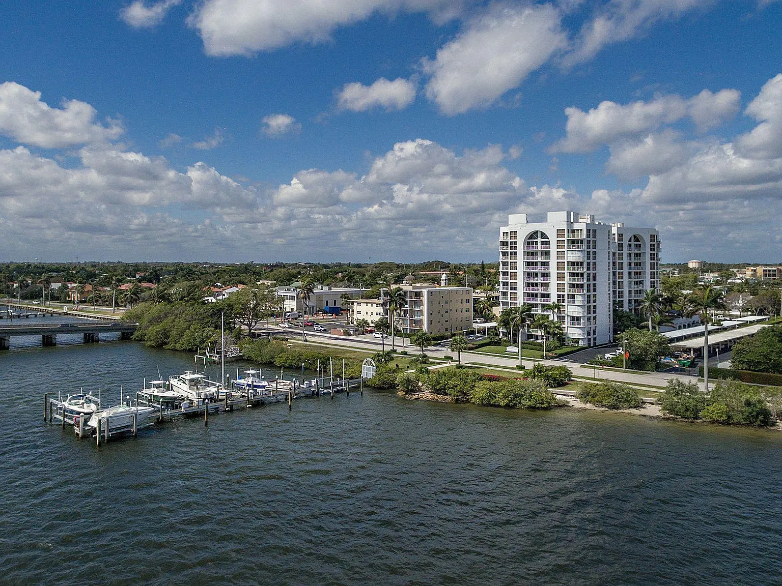 Harbor Towers — Photo 3