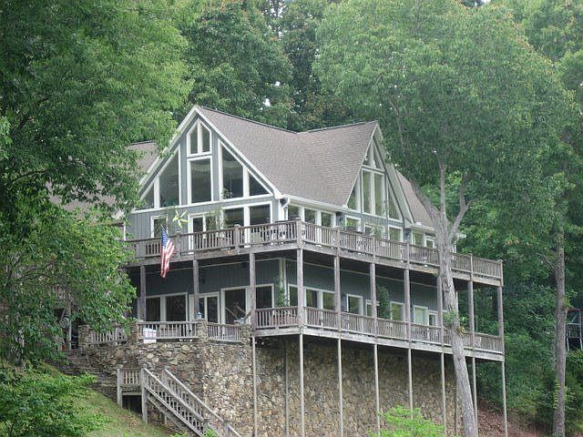 Rear view, facing the lake