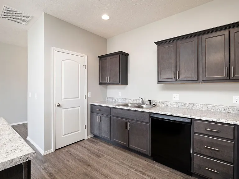 552 W Danielle St — Photo 17