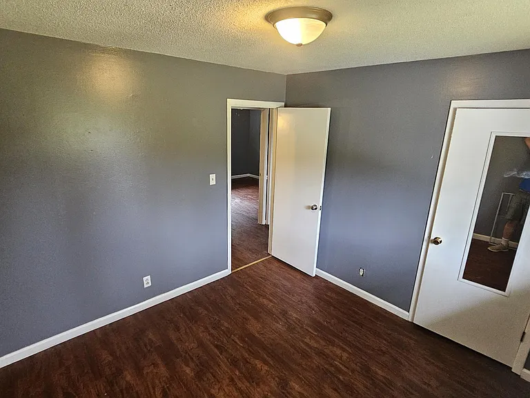 Middle bedroom