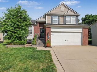 956 Callaway Ct, Howell, MI 48843