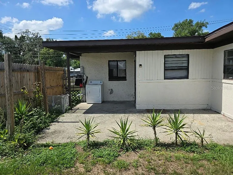 770 E North St — Photo 18