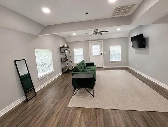 4 bed, 2.0 bath, 1260 sqft, $2,300 — Photo 4