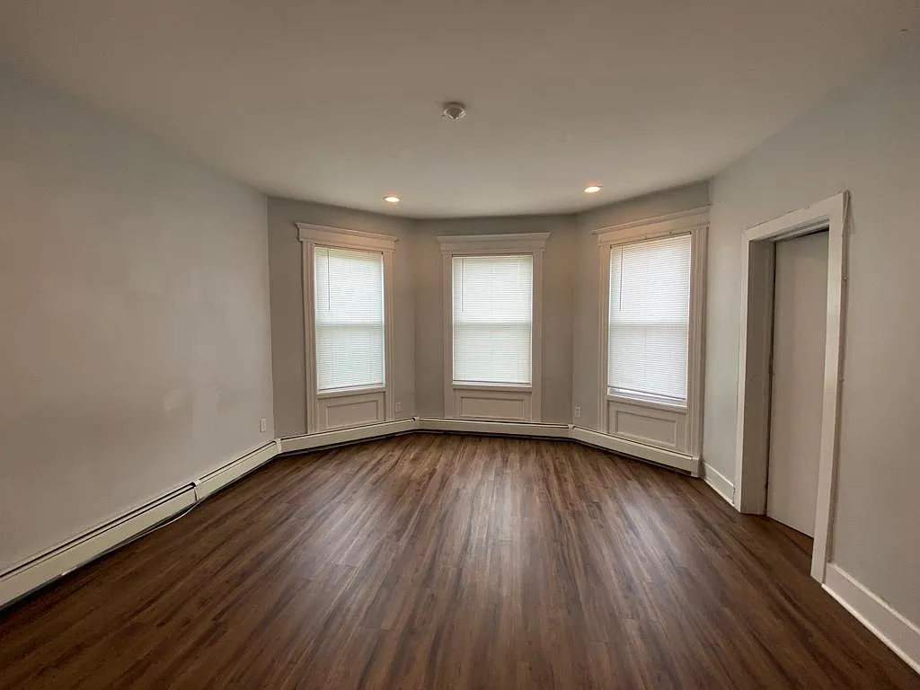 3 bed, $2,500 — Photo 4