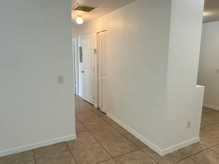 651 SW 9th St #7 — Photo 8