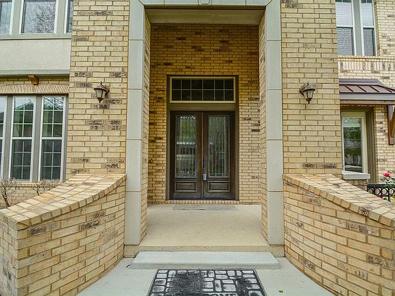 2nd image of 906 Arden Oaks Dr