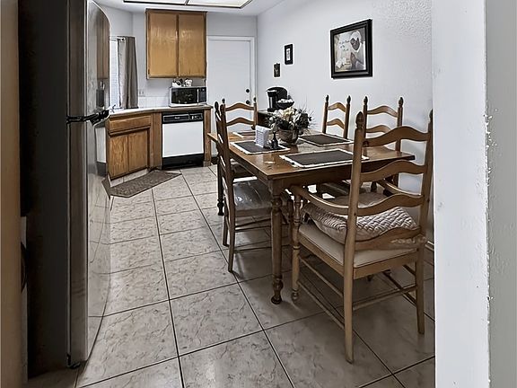 3rd image of 1475 Almond Dr