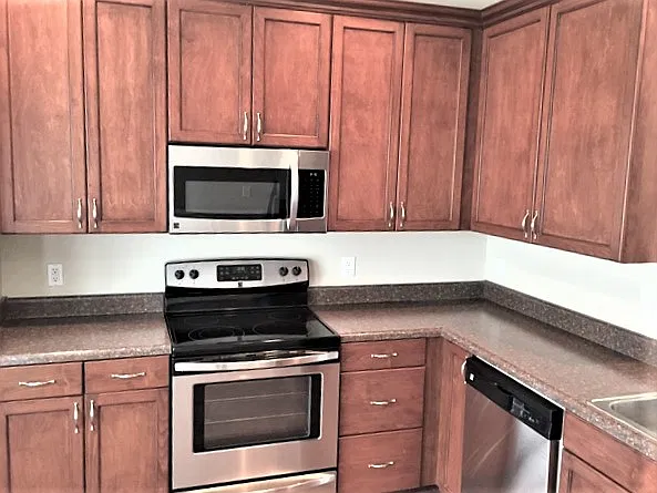 4 bed, 2.5 bath, 1921 sqft, $2,385 — Photo 4