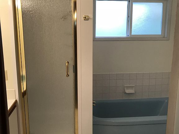 Shared Bathroom for Rooms 1 & 2