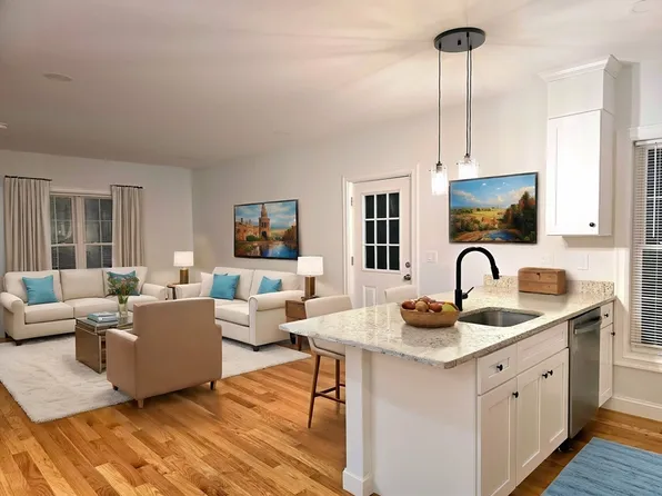 18 Evans St #1, Dorchester Center, MA 02124
