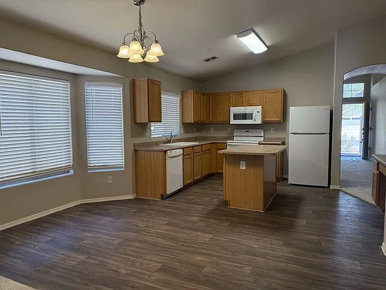 3919 E Longhorn Dr — Photo 2