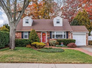 29 Tudor Rd, Farmingdale, NY 11735