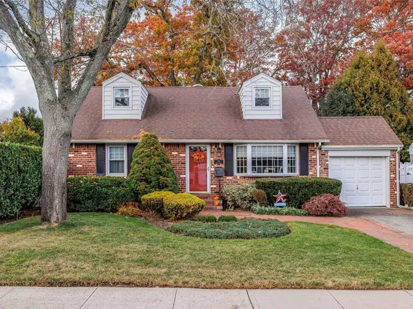 29 Tudor Road, Farmingdale, NY 11735