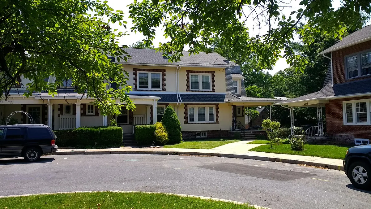 Building Photo - 703 Holland Sq