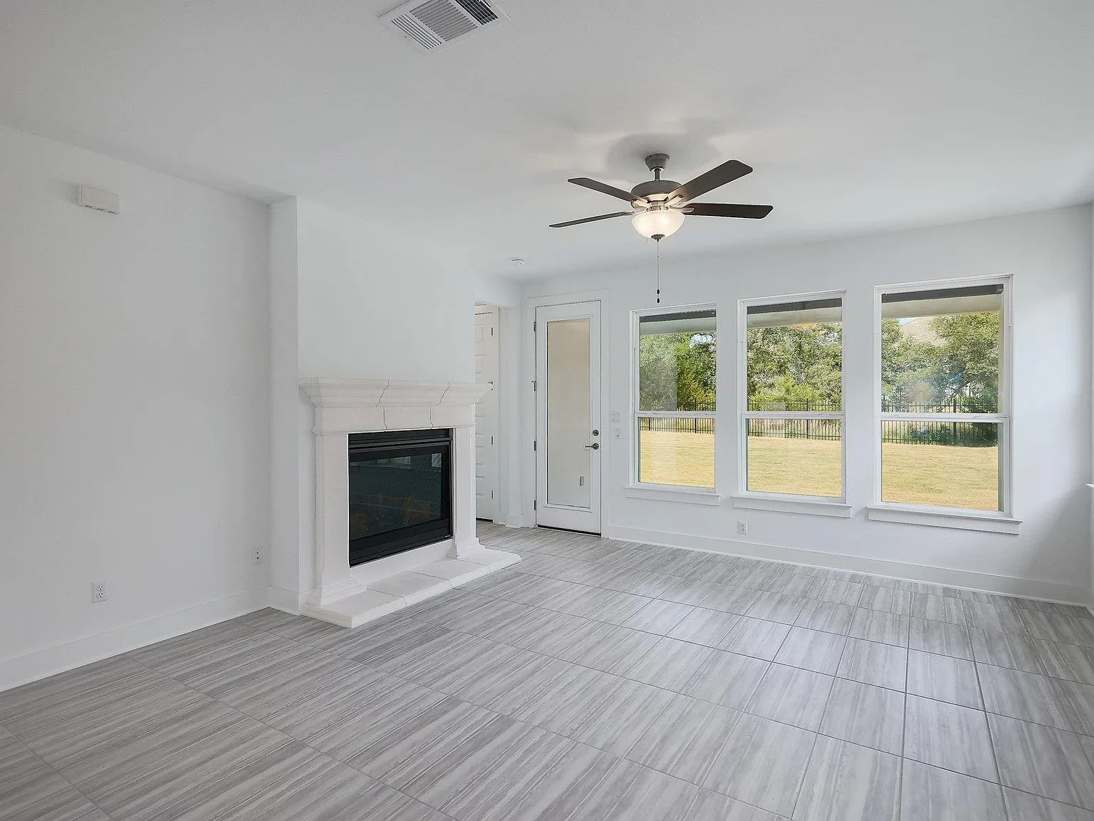 4 bed, 2.5 bath, 1984 sqft, $3,095 — Photo 4