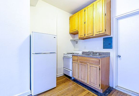 4th image of 319 E 5th St APT 1