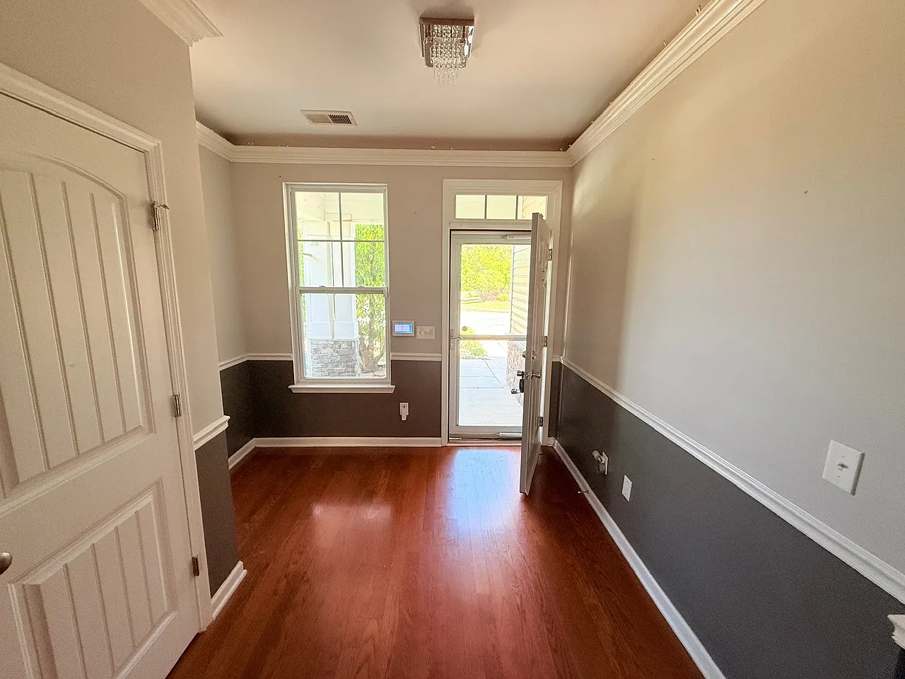 4 bed, 2500 sqft, $2,150 — Photo 4