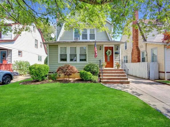 24 Linmouth Road, Malverne, NY 11565