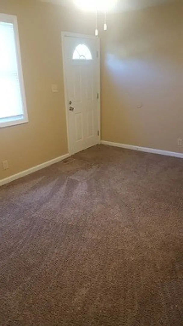Cute 3 Bedroom/1 Bath home with HUGE garage! Close to post, off Dover Rd. — Photo 3